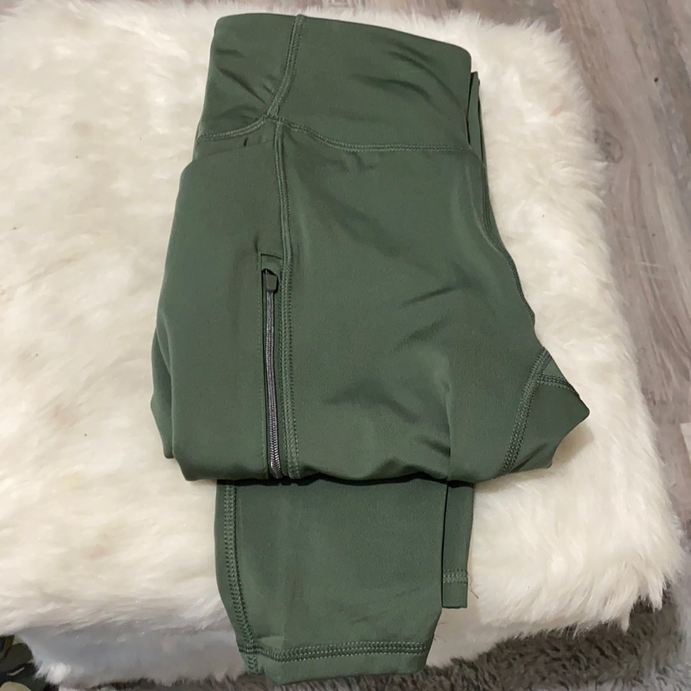 Green sports leggings with zipper pockets